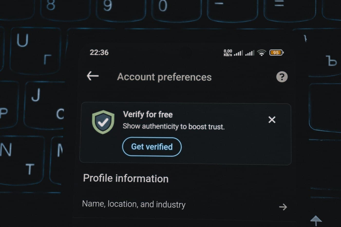 Smartphone mit einer Abfrage zur Identitätsprüfung