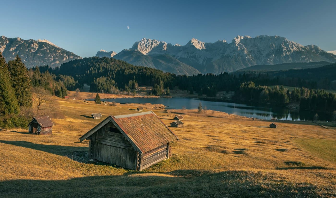 Heustadel auf einer Almwiese in Bayern